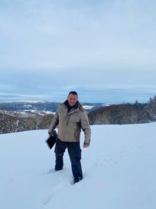 Read more about the article Baubesprechung im Schnee! Unser Schreiner musste erstmal durch den Schnee stapfen, bis wir alles ausmessen konnten. Unsere beiden Hütten-Küchen für unsere Übernachtungsgäste werden aktuell erneuert. Auch für unsere lieben Mitarbeiter gibt es einen schönen Aufenthaltsraum