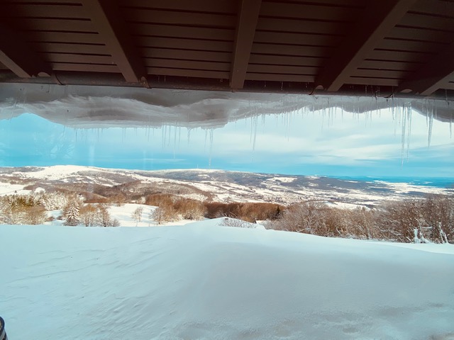 Read more about the article Aktueller Ausblick aus unserer Alm – Schnee, soweit das Auge reicht…